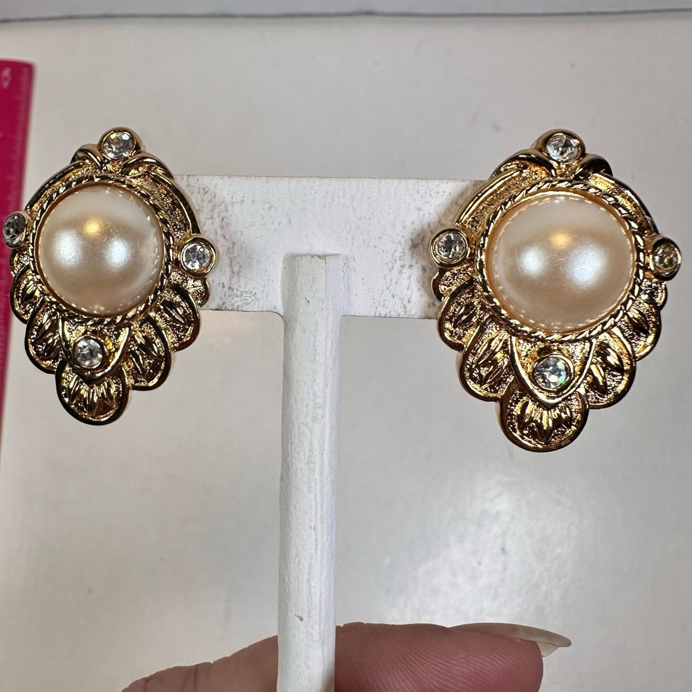 Kenneth J. lane for Avon faux pearl gold tone pierced earrings - Picture 1 of 7